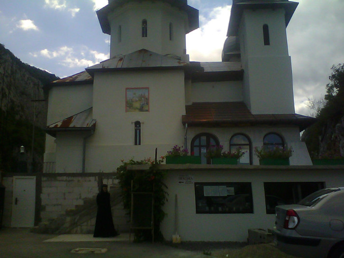 Manastirea Mraconia; Se afla pe malul Dunari intre Eselnita si Dubova .
