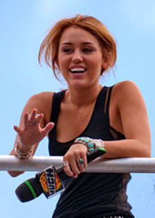 FileMiley_Cyrus_@_MMVA_Soundcheck_01_(cropped) - miley chyrus