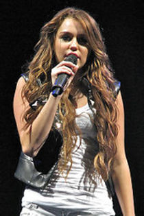 FileMiley_Cyrus_-_Wonder_World_Tour_5_cropped