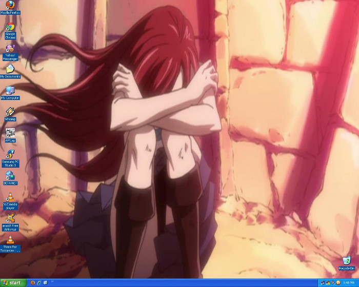 Poor Erza :( - My desktop