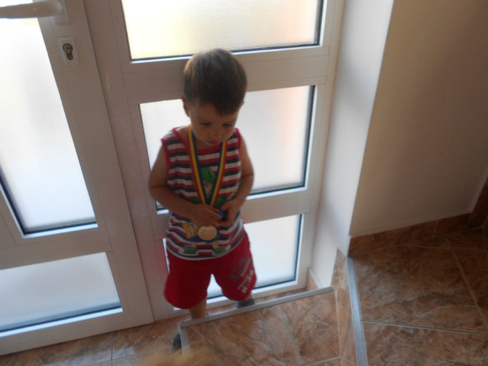 Andrei a primit medalie in avion