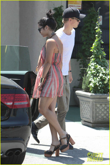 hudgens-studio-city-lunch-05 - Vanessa Hudgens and Austin Butler Studio Cafe Sweethearts