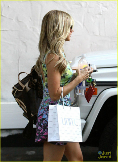 ashley-tisdale-901-salon-02 - Ashley Tisdale Nine Zero One Salon Stop