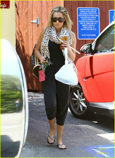 ashley-tisdale-take-out-04 - Ashley Tisdale Aroma Cafe Carry Out