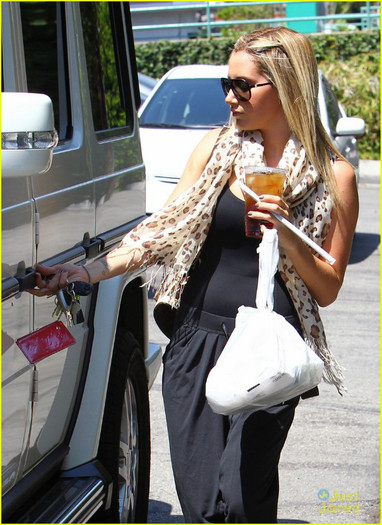 ashley-tisdale-take-out-08 - Ashley Tisdale Aroma Cafe Carry Out