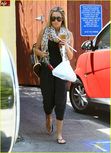 ashley-tisdale-take-out-09 - Ashley Tisdale Aroma Cafe Carry Out