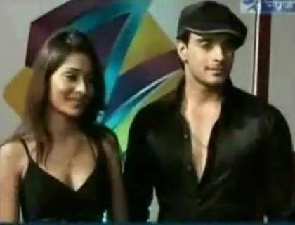 374119_169834073108202_99344138_n - xxSara Khan si Angad Hasijaxx