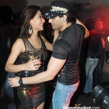 427469_331385600286381_2116717444_n - xxSara Khan si Angad Hasijaxx