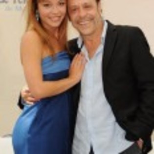 Dounia_Coesens_1281382923_2