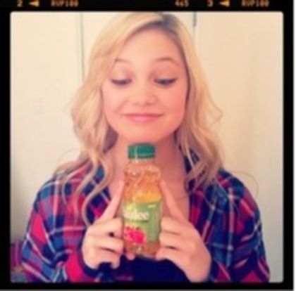 72125480_JYOMZEE - Olivia Holt