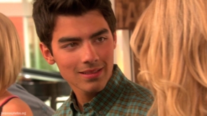 (Se uita imprejur) Aaa...Tu? - x - Movie - Just in Love