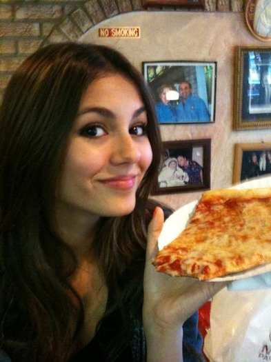 Victoria-Justice-Pizza - Victoria Justice