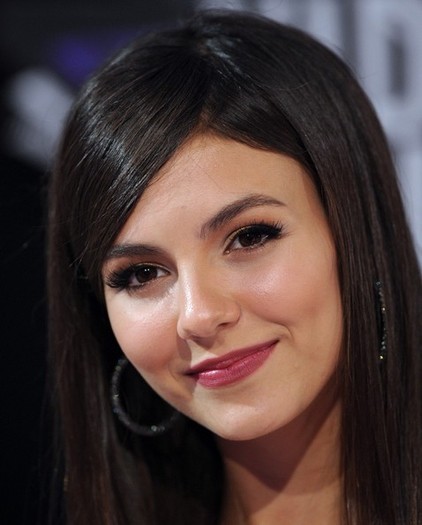 Victoria+Justice+Makeup+Metallic+Eyeshadow+NKrZsGCfKMil