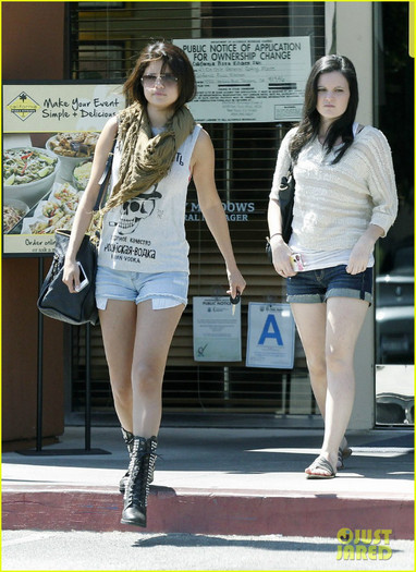 selena-gomez-dog-grown-up-01 - Selena Gomez My Little is All Growed Up