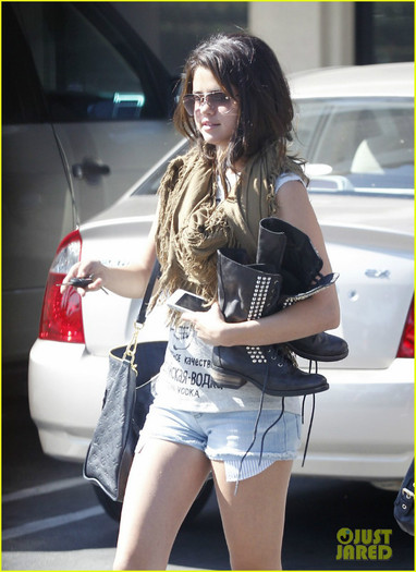 selena-gomez-dog-grown-up-03 - Selena Gomez My Little is All Growed Up