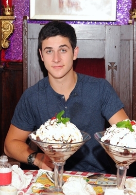 david-henrie-497177l-poza