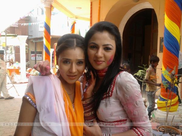 152236-priyal-gor-as-mona-and-sara-khan-as-sweety-in-preet-se-bandhi-y - O-Mona with Sara Khan