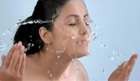 581189_424237044262802_2051178163_n - hina khan in valinta face wash