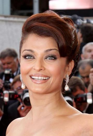 531586_261786047243378_1768719391_n - xxAishwarya Raixx