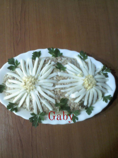 Salata de ton cu ou si castraveti murtati