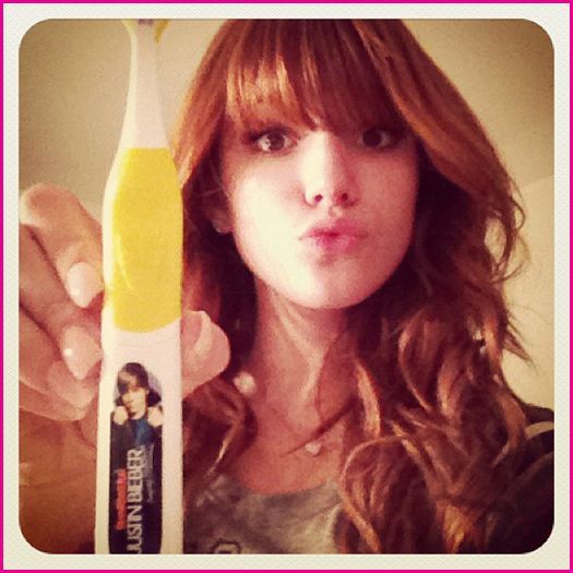 Bella-Thorne-Justin-Bieber-Toothbrush