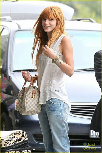 bella-thorne-lax-london-05 - Poze cu Bella Thorne