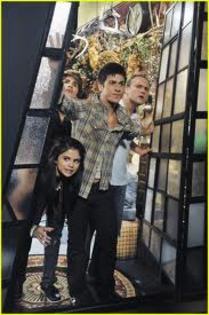 images (53) - Magicienii Din Waverly Place