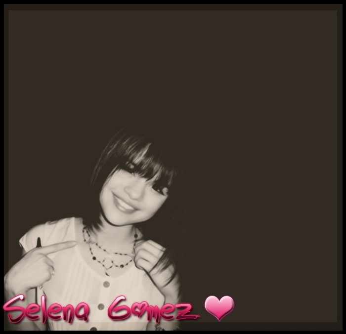 - M-a chemat sora ta. A zis s-o astept aici.