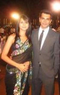 70343379_HHIZYCL - Karan Singh Grover and Jennifer Winget