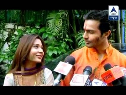 00_01_07 - sara khan17