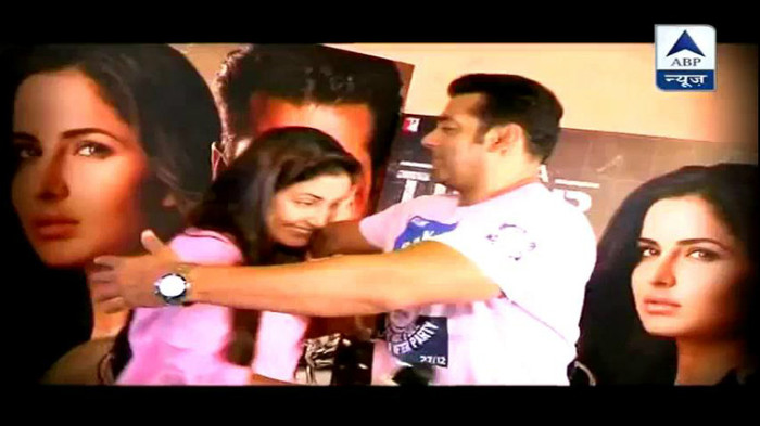 483917_277273352376909_240226617_n - Hina Khan