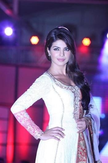 482902_385319574863015_1302992974_n - 0 Priyanka Chopra