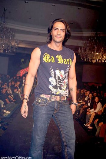 200349_193929950646837_269952_n