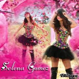 Tinuta Selena roz - Alege tinuta Selena