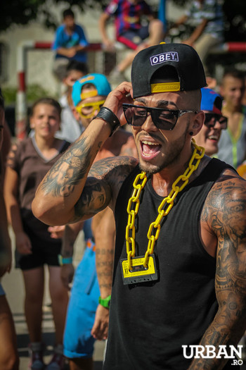 alex-velea---minim-doi---videoclip_03_tb628