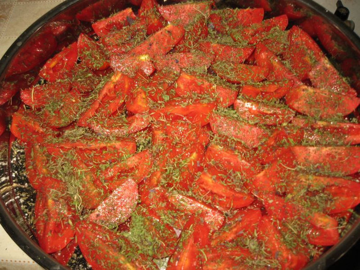 Rosii uscate,august 2012; le-am taiat in patru,curatat de seminte,presarat cu sare,busuioc,cimbrisor,menta
