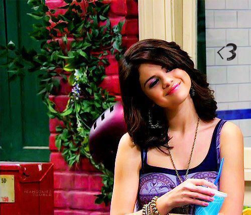 [se uita la el atenta]