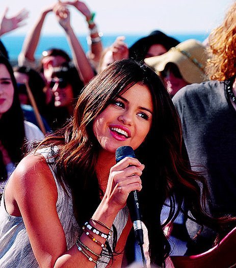 Baby take a chance or you’ll never ever know,I got money in my hands that I’d really like to blow