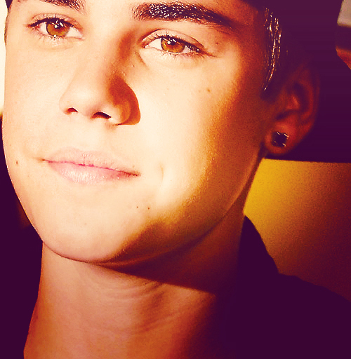 - cu vocea ta se spargeau paharele de la bar. ;|