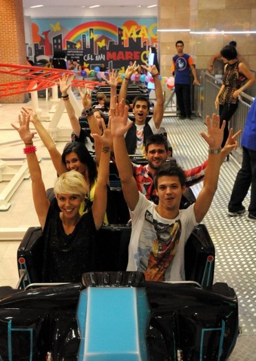 video-lala-band-si-adela-popescu-senzatii-tari-in-roller-coaster-vezi-cat-de-tare-s-au-distrat-si-da