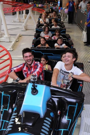 video-lala-band-si-adela-popescu-senzatii-tari-in-roller-coaster-vezi-cat-de-tare-s-au-distrat-si-da