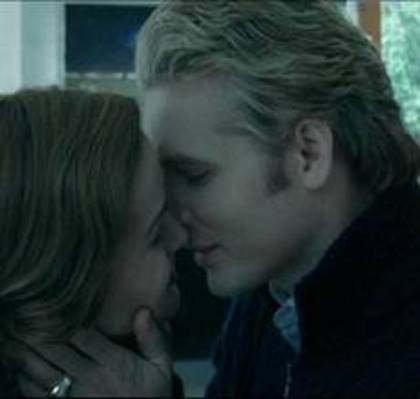 Esme_and_carlisle_kiss