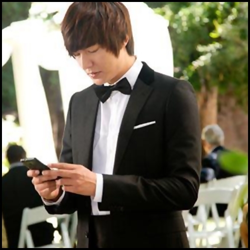 ~ [intyra`n casa]Hey...Hyuna..care era urgenta?