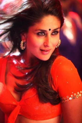 304577_273936779374937_312595630_n - Kareena Kapoor 2