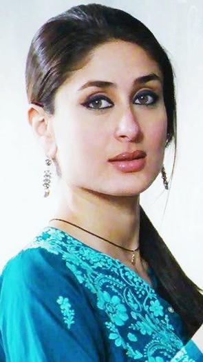 384685_271722652929683_304920097_n - Kareena Kapoor 3