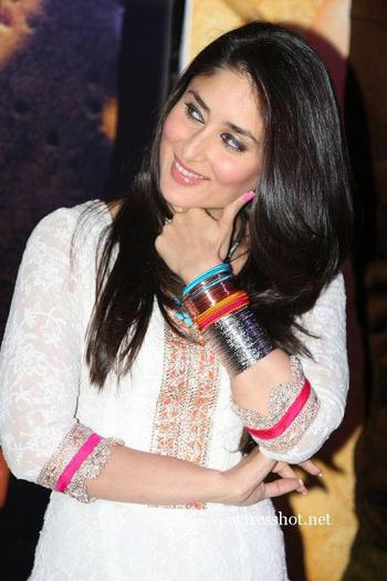 530153_273181179450497_90214105_n - Kareena Kapoor 3