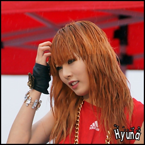 ^.^ Noi te asteptam.:).Waa...sunt uda toata..[se intinde pe prosop]