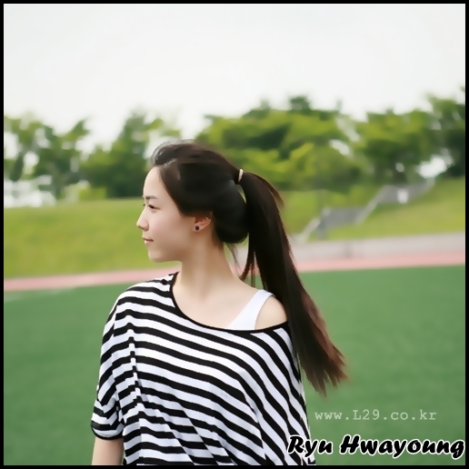 ~[ se pune langa Minho].. Hellow .:)).