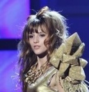 038-e1313459941366 - Bella Thorne