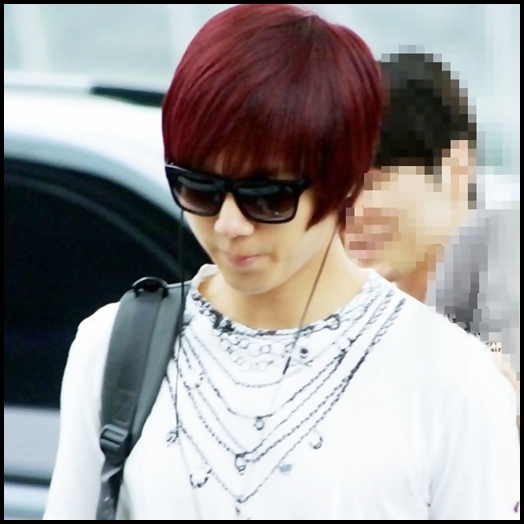 - Gata..[ ii da lui Hyuna biscuitii si sucu si se pune pe nisip ]